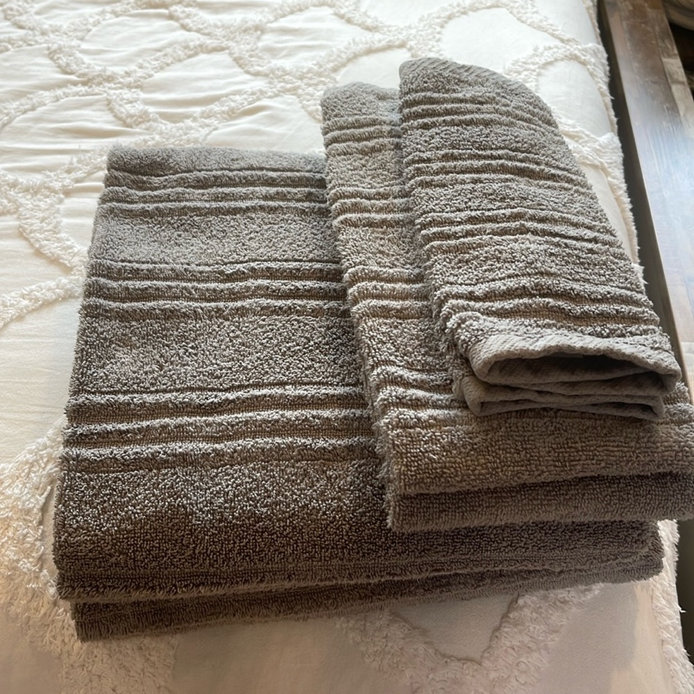 Gray Striped Towel Set